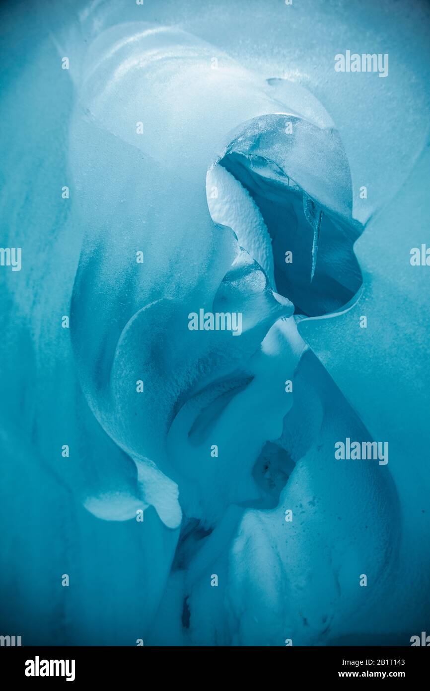 Guardando all'interno del ghiaccio nel ghiacciaio con grandi colori Foto Stock