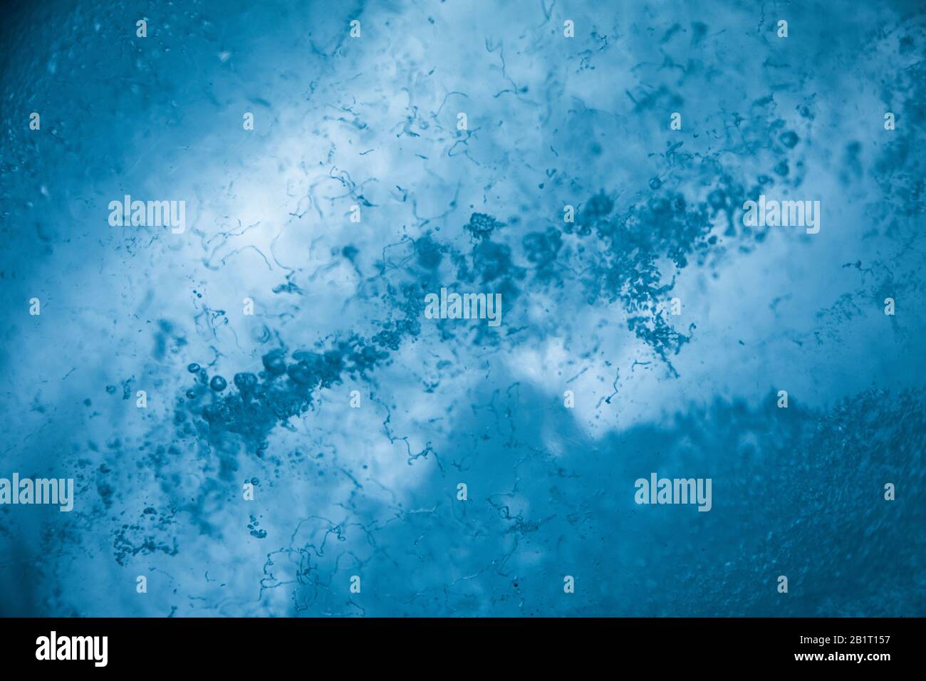 Guardando all'interno del ghiaccio nel ghiacciaio con grandi colori Foto Stock