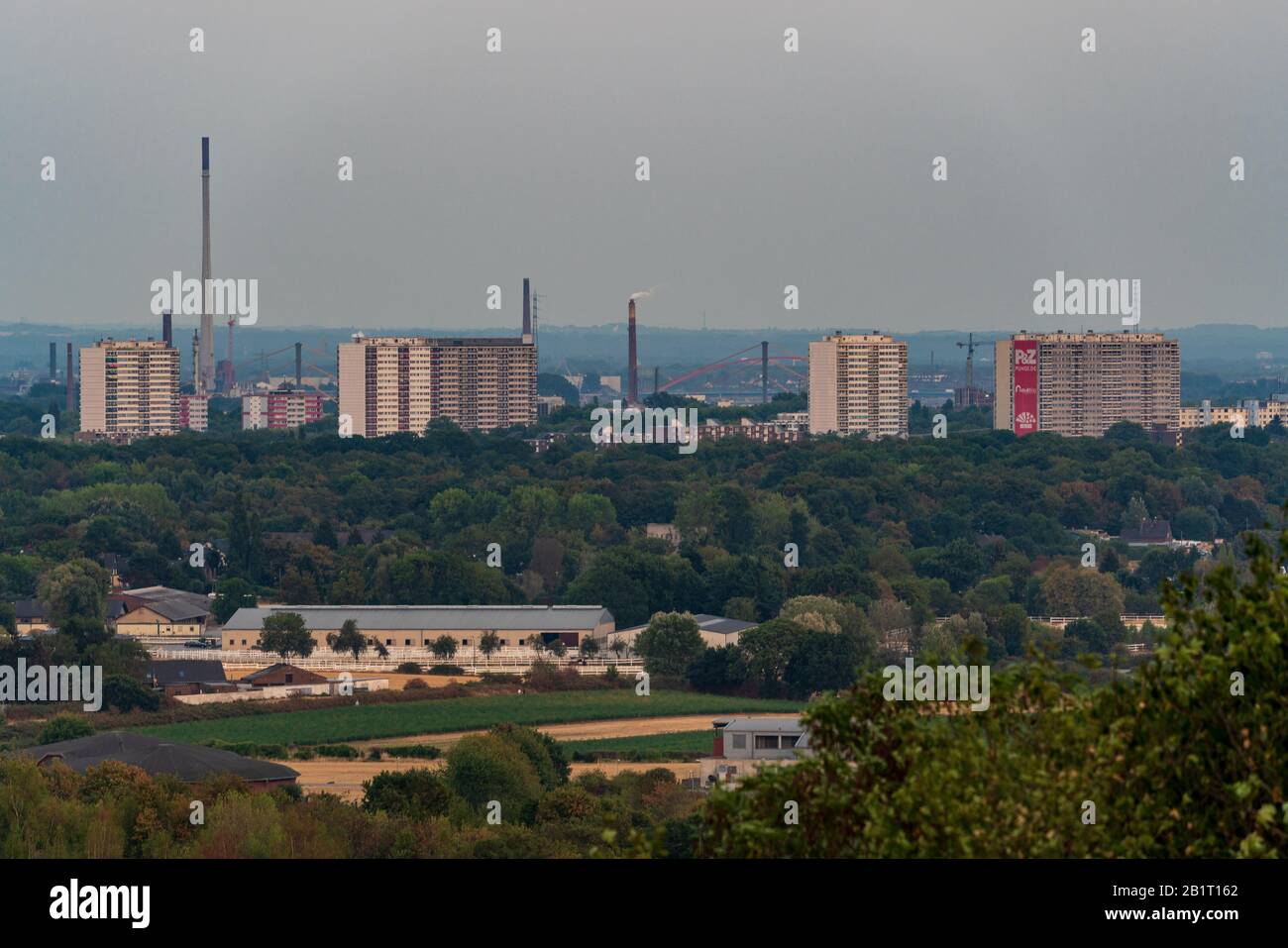 Moers, North Rhine-Westfalia, Germania - 03 agosto 2018: Vista sulla zona della Ruhr da Halde Rheinpreussen, verso sud verso Duisburg-Rheinhausen Foto Stock