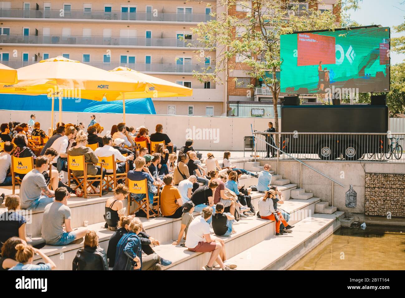 Le persone si sono radunate al sole per l'edizione 2019 del Festival OFFF, un grande festival di design che si tiene al Museo del Disseny. Barcellona, Spagna. Foto Stock