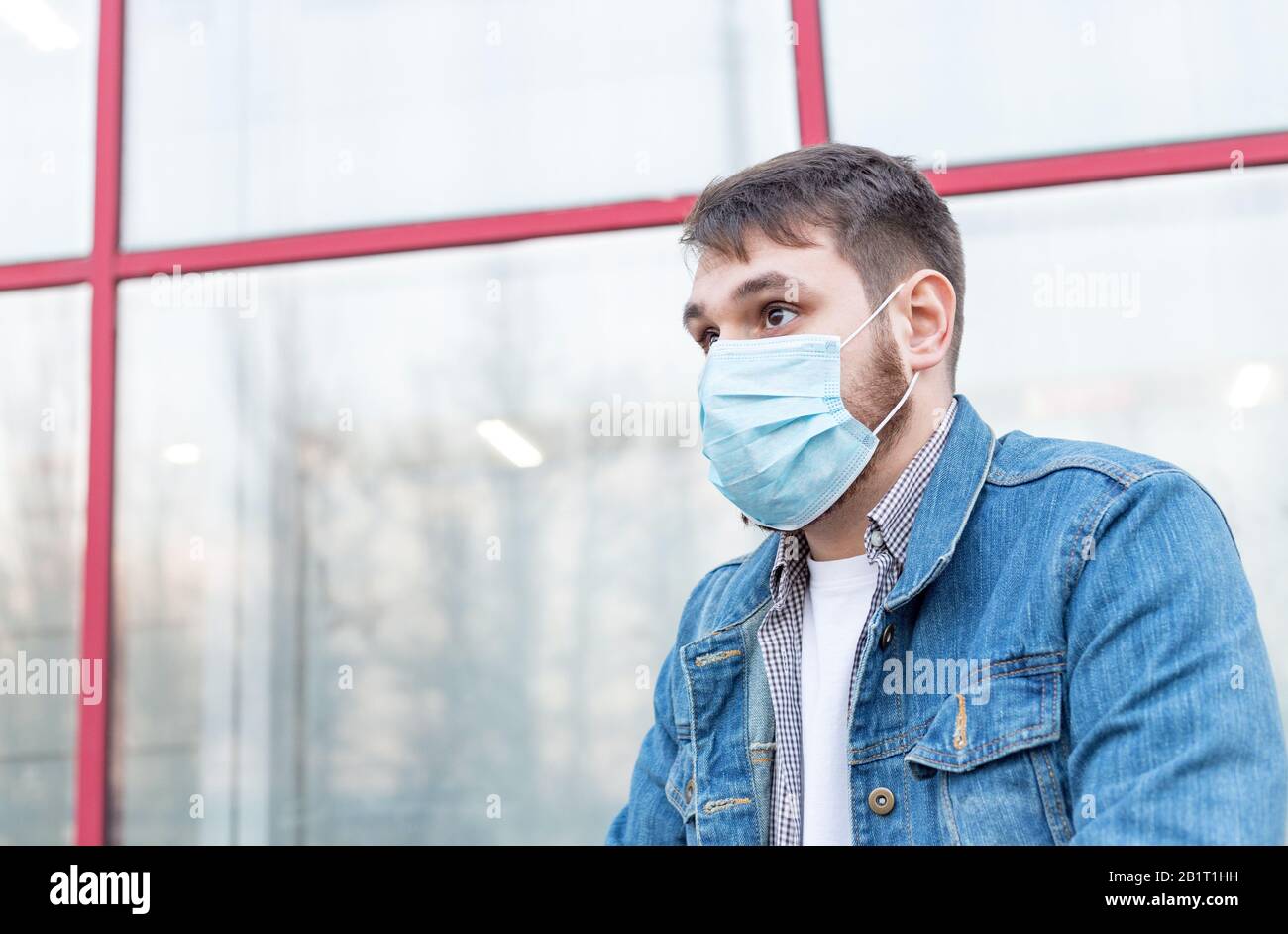 Coronavirus europeo. Ritratto di uomo caucasico che indossa maschera igienica facciale, maschera di protezione respiratoria all'aperto. Virus, protezione del coronavirus, aria Foto Stock