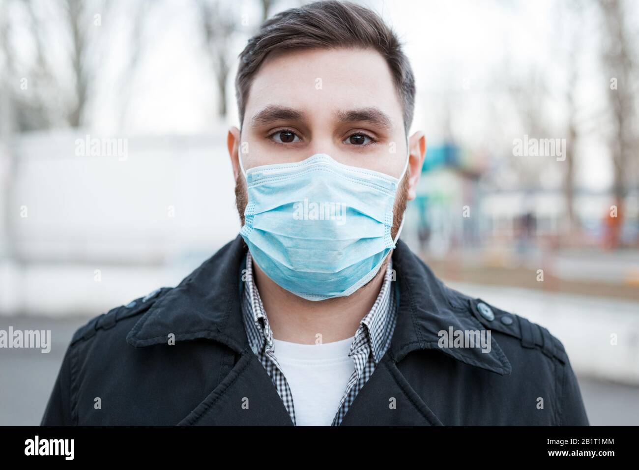 Coronavirus europeo. Ritratto di uomo caucasico che indossa maschera igienica facciale, maschera di protezione respiratoria all'aperto. Virus, protezione del coronavirus, aria Foto Stock