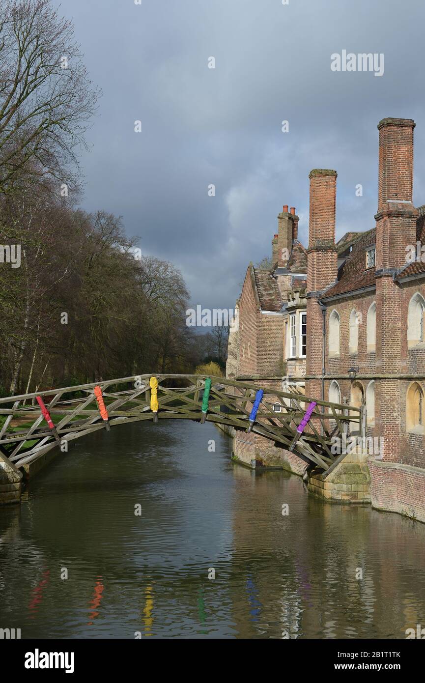 Cambridge Inghilterra 27th Febbraio 2020. I visitatori della città si riscaldano per fare un giro a Punts sul fiume Cam, mentre la neve e la slitta attraversano l'UKCambridge Engl Foto Stock