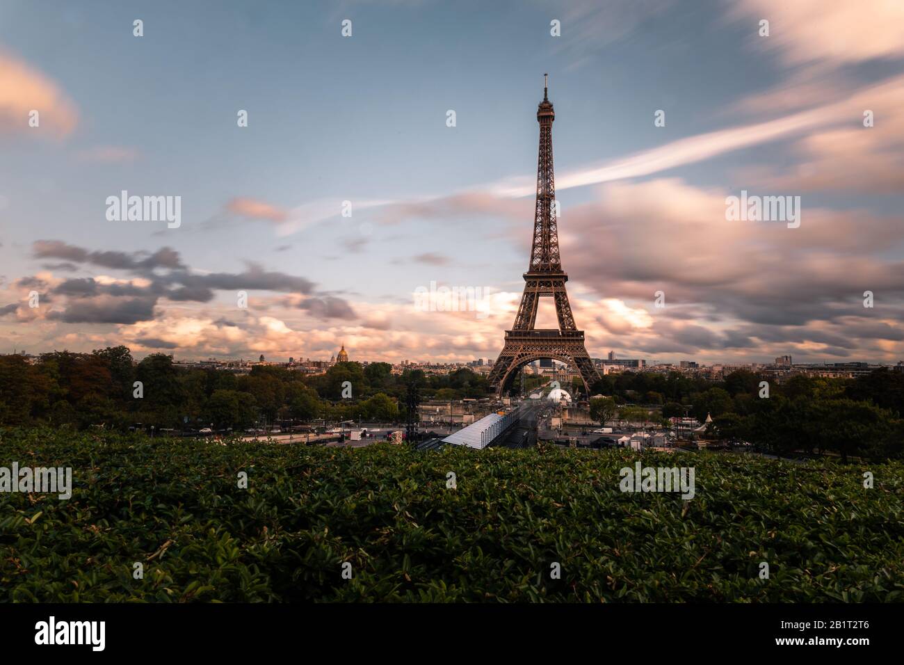 Torre Eiffel famosa in tutto il mondo nel centro di Parigi, in Francia. Foto Stock
