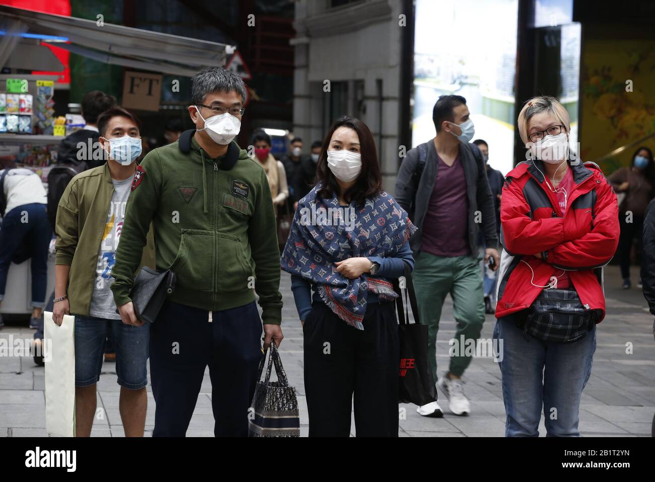 Hong Kong, Cina. 27th Feb, 2020. Persone mostrate indossare maschere per proteggersi dal Coronavirus (Covid-19) a Hong Kong. Si ritiene che il virus sia iniziato in un mercato animale vivo a Wuhan, in Cina. Credit: David Mcintyre/Zuma Wire/Alamy Live News Foto Stock
