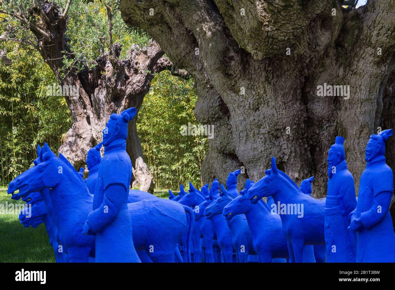 Statue di plastica blu che rappresentano l'esercito Di Soldati cinesi di terracotta, alberi di olivo Millenium dietro, Bacalhoa Winery, Azeitao, Setubal Peninsula, Foto Stock