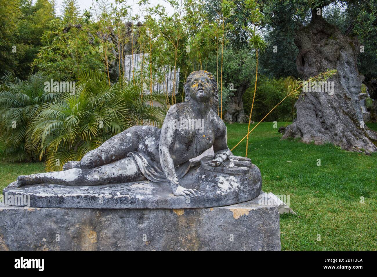 Donna di pietra statua nel giardino della cantina Bacalhoa, Azeitao, penisola di Setubal, costa di Lisbona, Portogallo, Europa Foto Stock