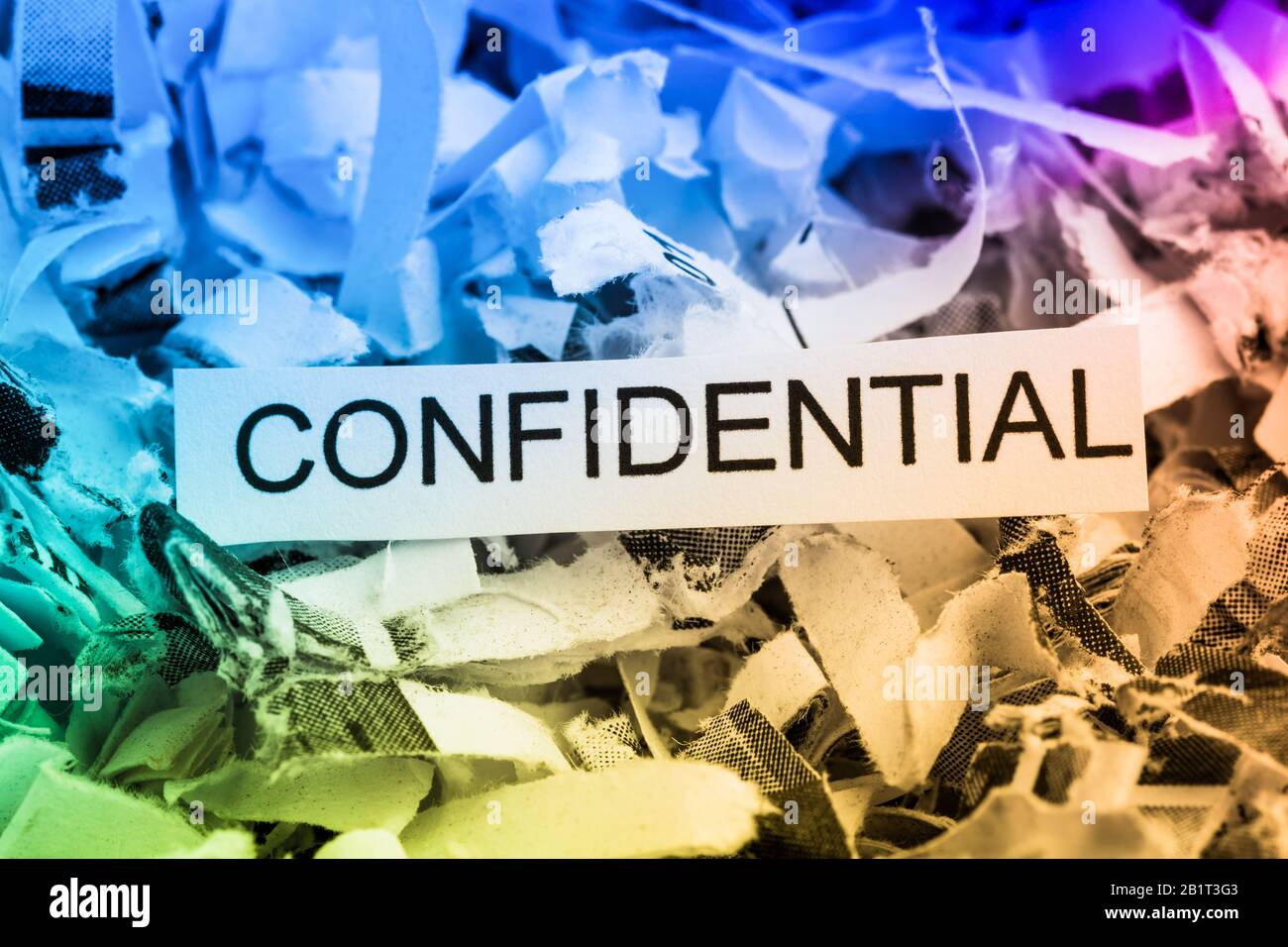 Palierschnitzel mit dem Stichwort Confidential, Symbolfoto, Datenvernichtung, Bankgeheimnis und Vertraulichkeit Foto Stock