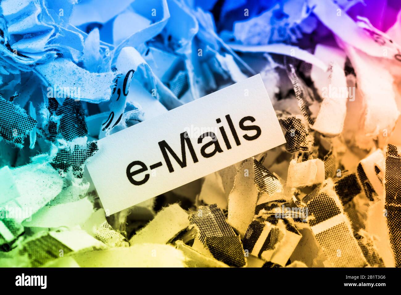 Papierschnitzel mit dem Stichwort e-Mails, Symbolfoto, Datenvernichtung, Mails und Datenueberflutung Foto Stock