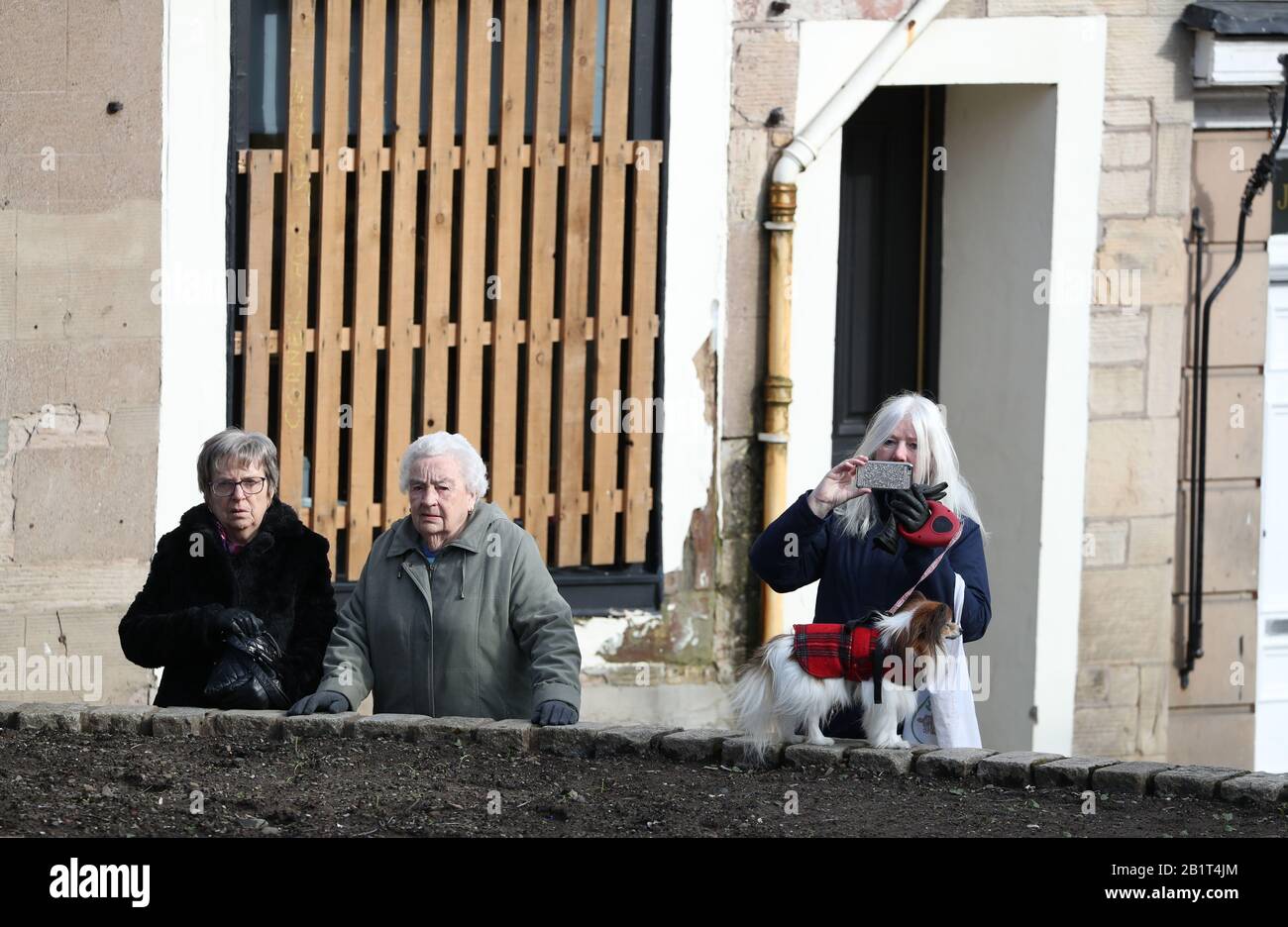 La gente del posto guarda l'evento annuale della partita di Jedburgh Ba' su High Street di Jedburgh, nei confini scozzesi. Data dell'immagine: Giovedì 27 febbraio 2020. L'evento annuale è iniziato nel 1700 e il primo gioco in assoluto è stato presumibilmente giocato con la testa di un inglese. Coinvolge due squadre, gli Uppies (residenti dalla parte superiore di Jedburgh) e i Doonies (residenti dalla parte inferiore di Jedburgh) che ottengono la palla o alla parte superiore o inferiore della città. La palla, che è fatta di pelle, farcito di paglia e decorato con nastri che rappresentano i capelli, è gettata nella folla per iniziare il gioco. Foto Foto Stock