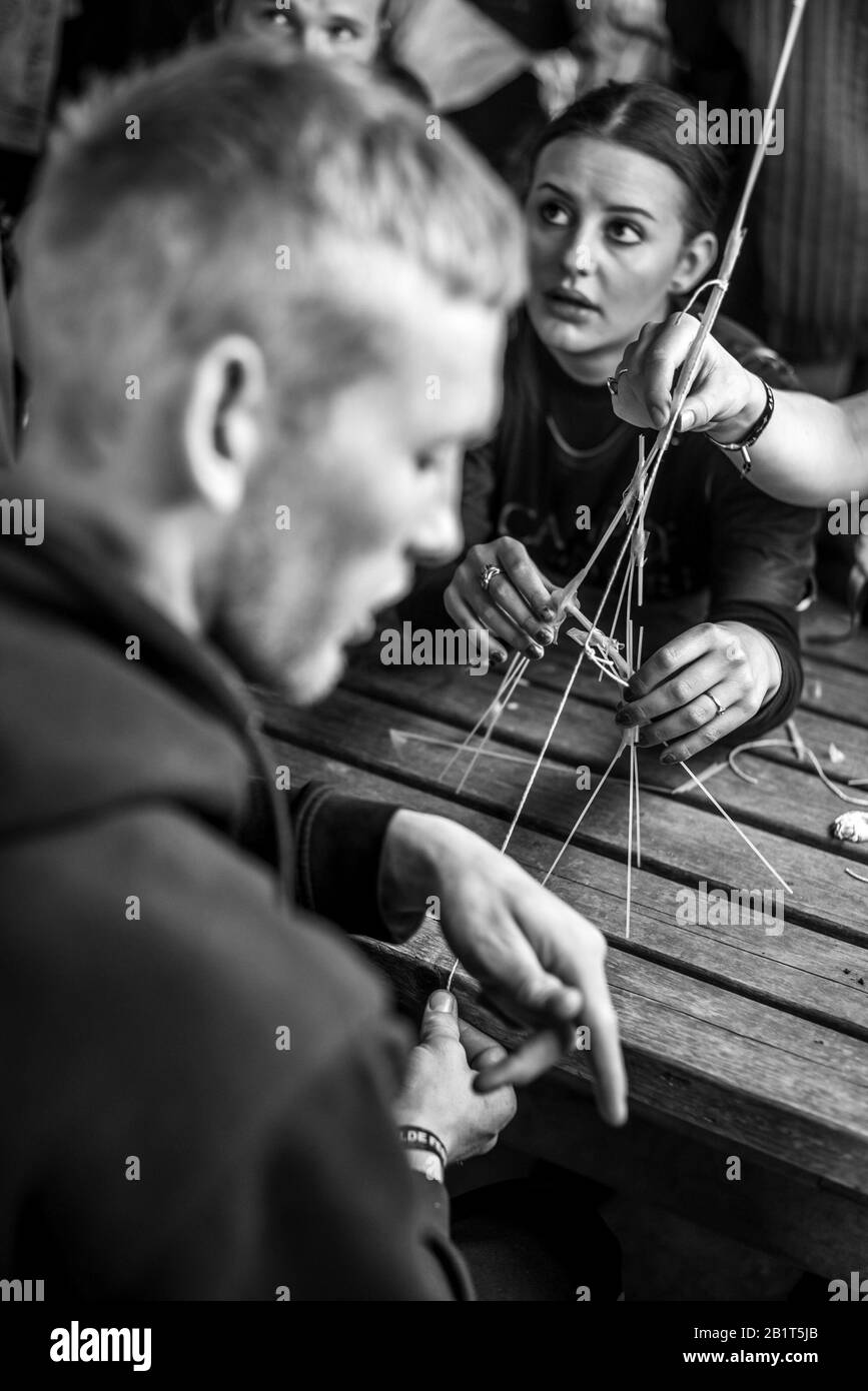 Dream City, Roskilde Festival 2017 con persone eccitate che bevono e godono del sole. Roskilde, Danimarca Foto Stock