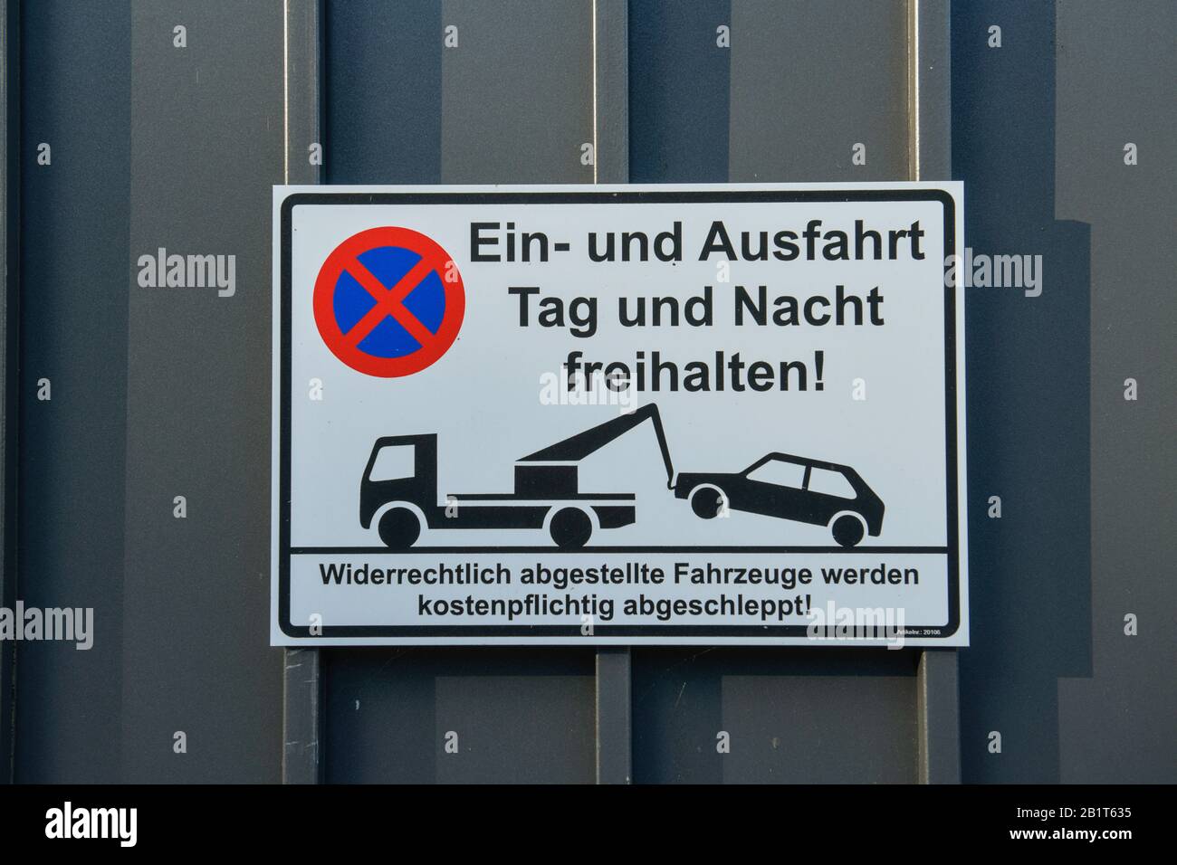 Schild Ausfahrt freihalten Foto Stock