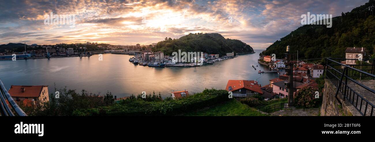 Città dei pescatori di Pasaia nei Paesi Baschi. Foto Stock