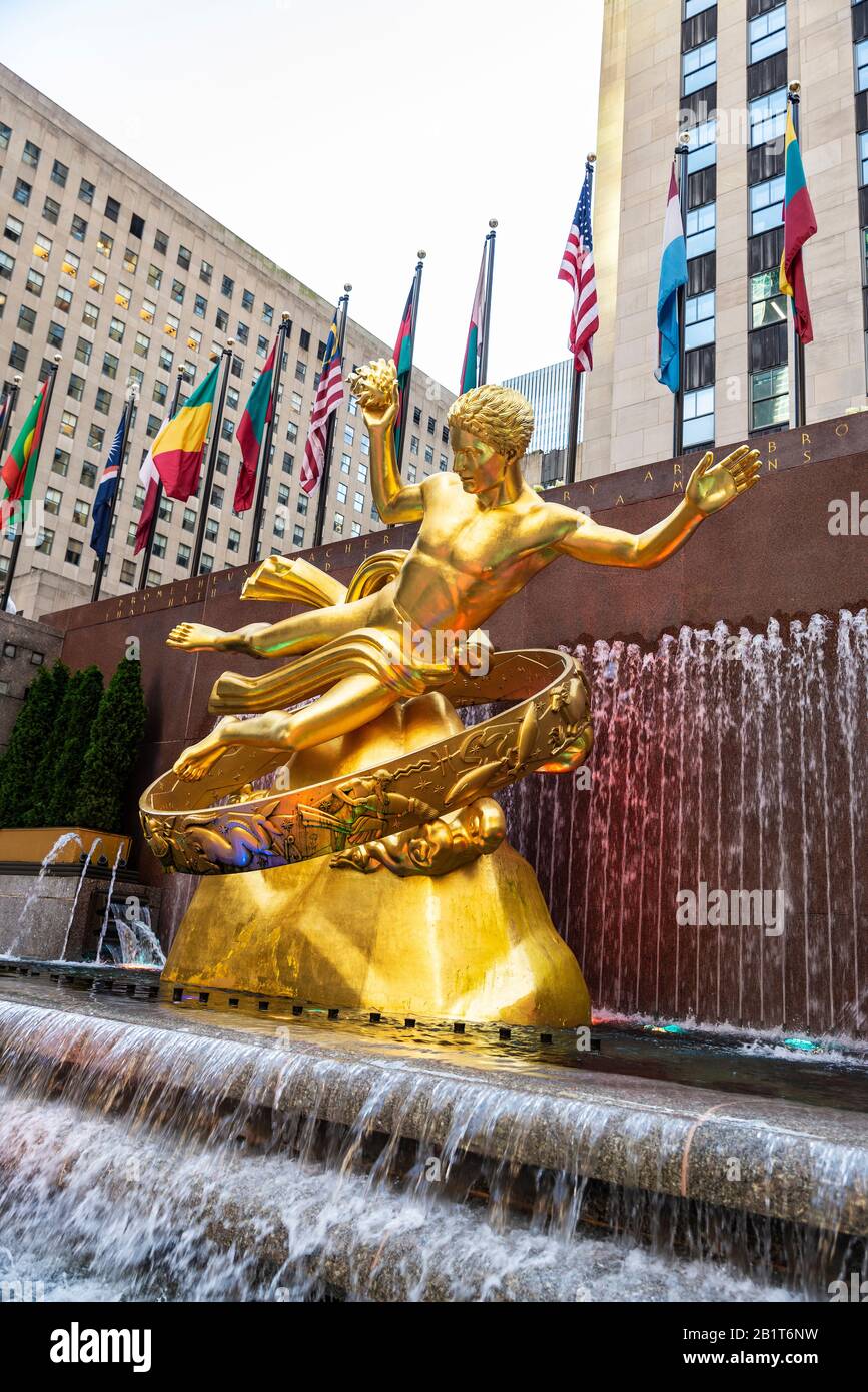 New York City, USA - 3 agosto 2018: Prometheus è una scultura dorata in bronzo pressofuso di Paul Manship, situata sopra la lower plaza al Rockefeller Cente Foto Stock