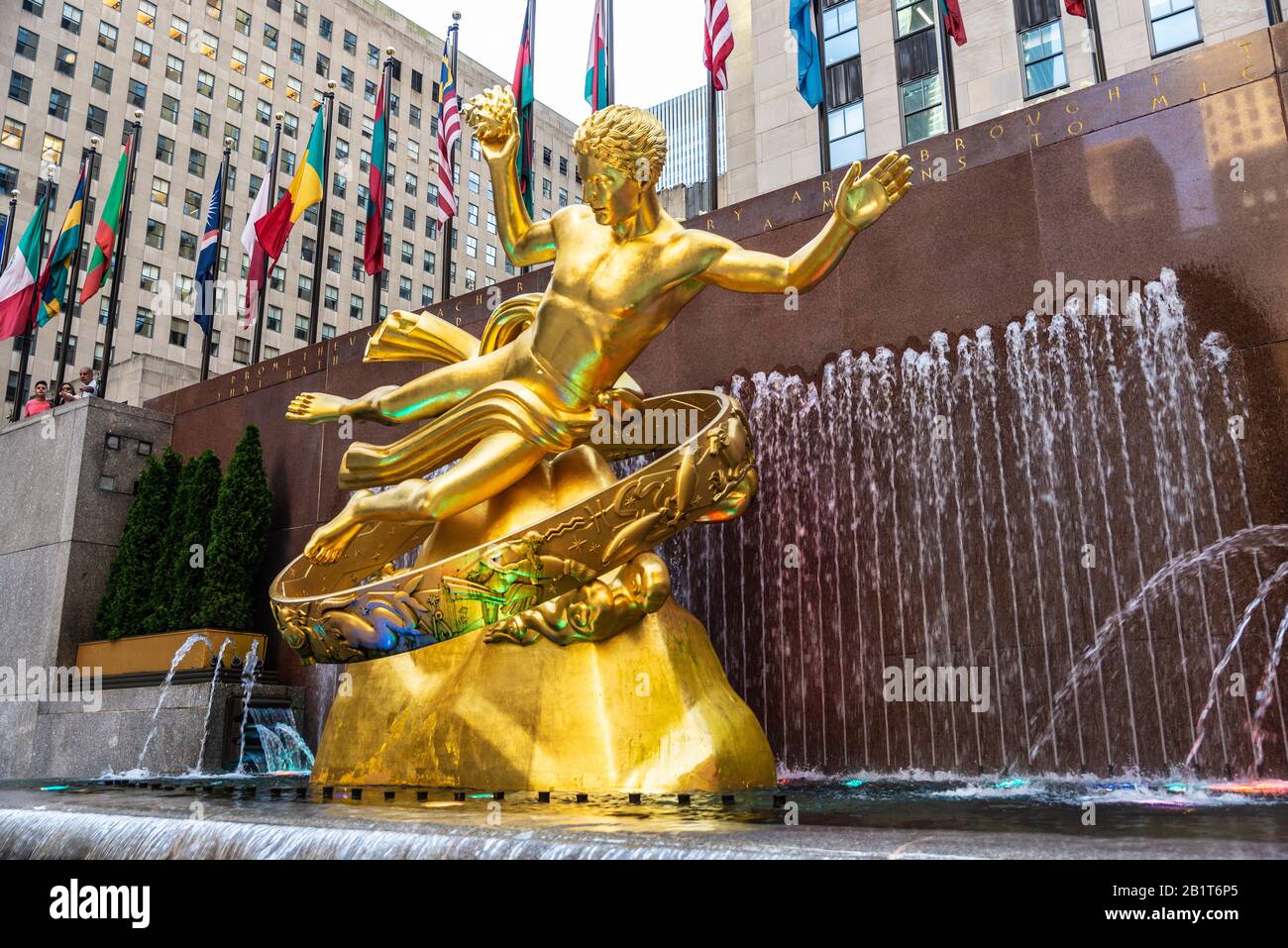 New York City, USA - 3 agosto 2018: Prometheus è una scultura dorata in bronzo pressofuso di Paul Manship, situata sopra la lower plaza al Rockefeller Cente Foto Stock