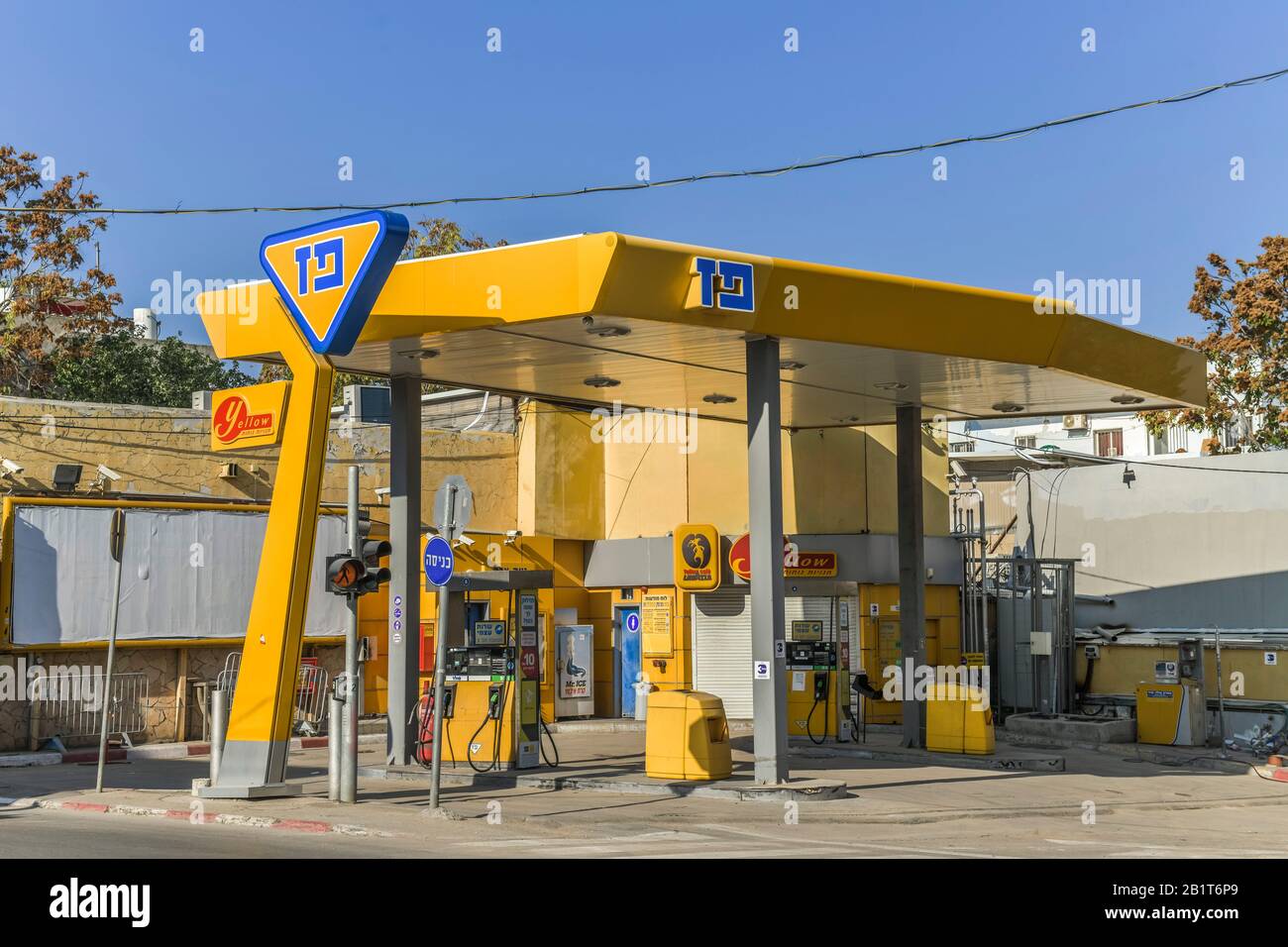 Tankstelle Yellow, Geschlossen Am Sabbath, Tel Aviv, Israele Foto Stock