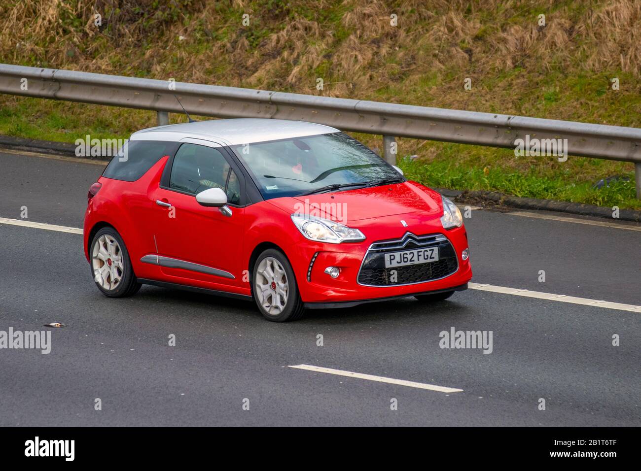 2012 Red Citroën DS3 Dstyle +; traffico veicolare nel Regno Unito, trasporti, veicoli moderni, auto a berlina, veicoli, veicoli, strade del regno unito, motori francesi, motori sull'autostrada M6 Foto Stock