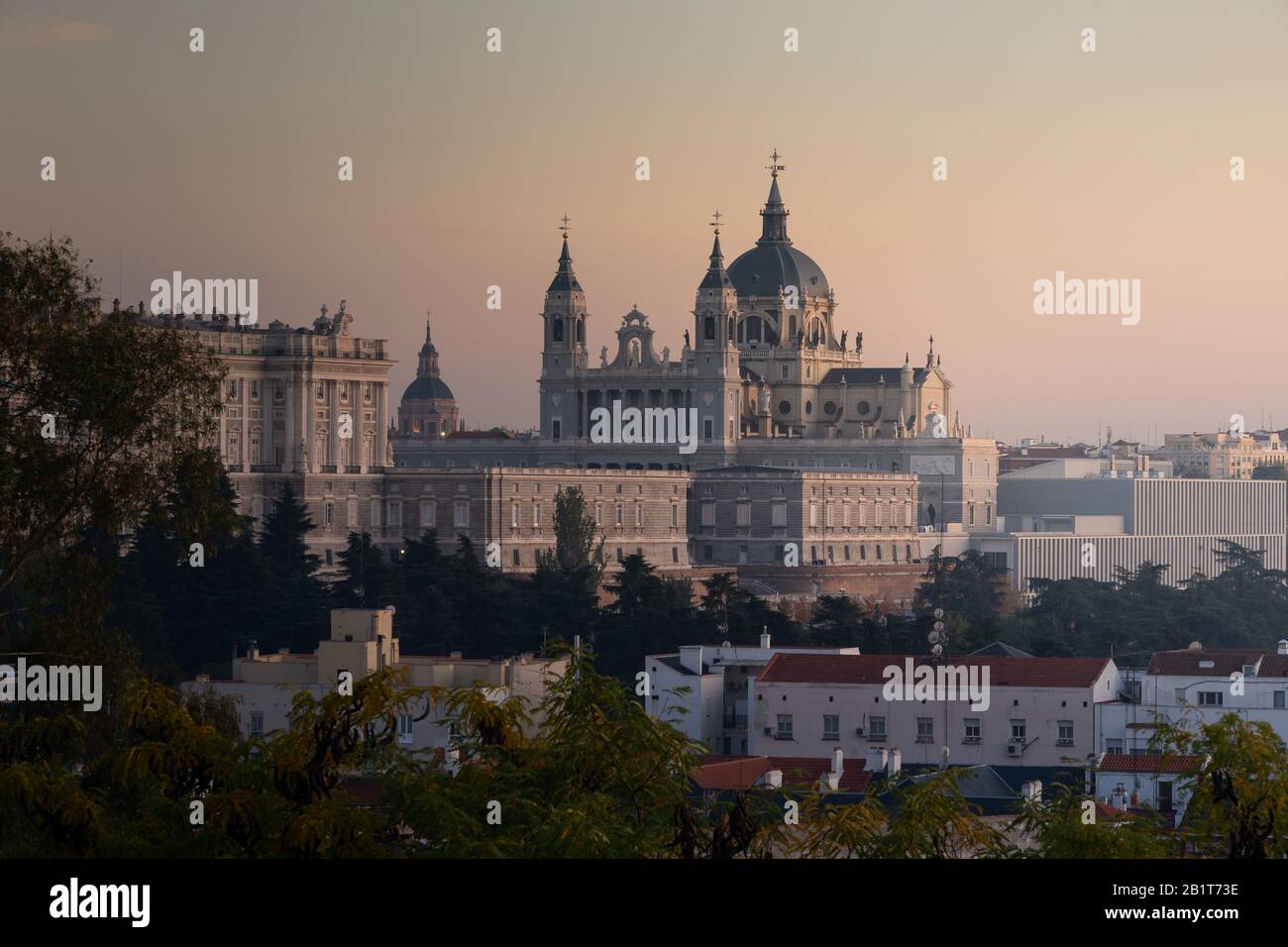 Lontano dalla Cattedrale dell'Almudena di Madrid, in Spagna. Foto Stock