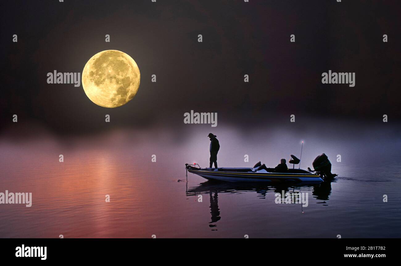 Un pescatore di basso in una barca basso si è messo in una nebbia mattina d'estate dal molo di mattina presto sotto una luna piena, su un lago di montagna in Central Oreg Foto Stock