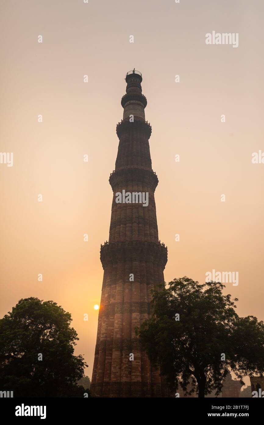 Il Qutb Minar è un minareto che fa parte del complesso Qutb, un sito patrimonio dell'umanità nell'area di Mehrauli di Delhi, India. Foto Stock