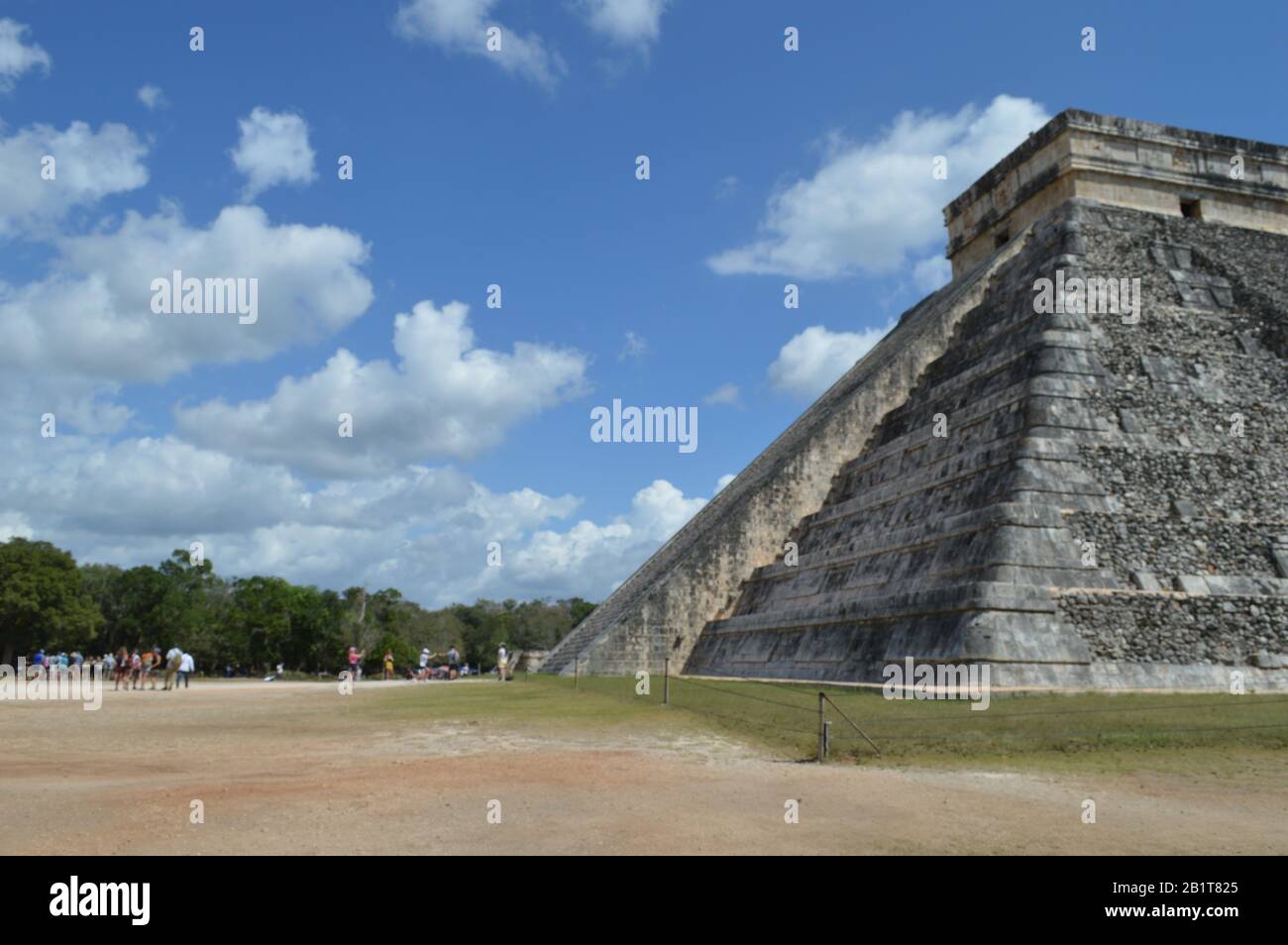 Una vista frontale di El Castillo, il Tempio di Kukulcan, sorge presso l'antico sito archeologico maya di Chichen Itza in Messico, con scalini in pietra Foto Stock