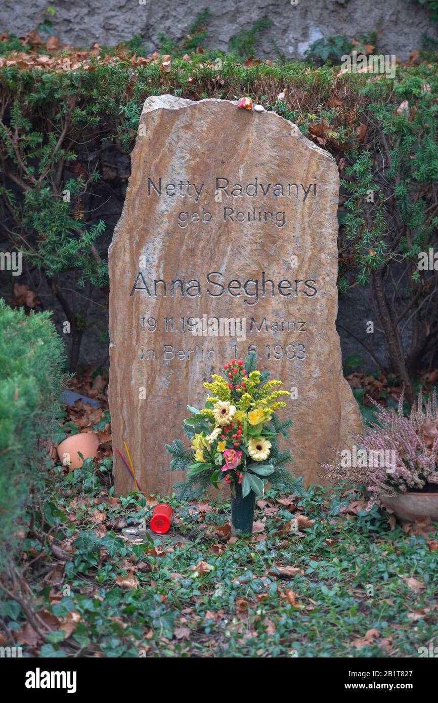 Grab Anna Seghers, Dorotheenstädtischer Friedhof, Chausseestraße, Mitte, Berlin, Deutschland Foto Stock