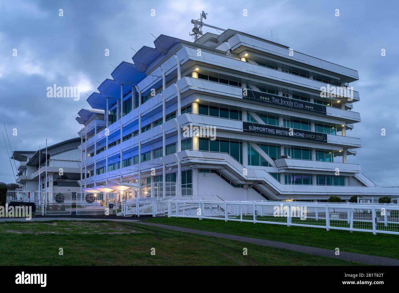 Epsom Downs racecourse e Jockey Club Building, Epsom, Surrey, Regno Unito Foto Stock