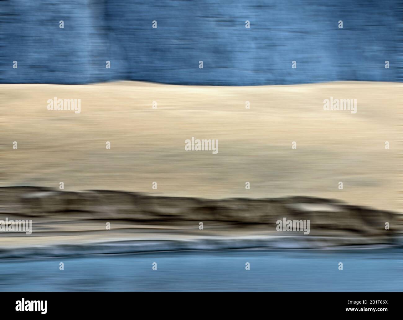 Astratto impressionista fotografia di acqua e modelli di sabbia sulla spiaggia al tramonto sulla baia di Cardigan. Foto Stock