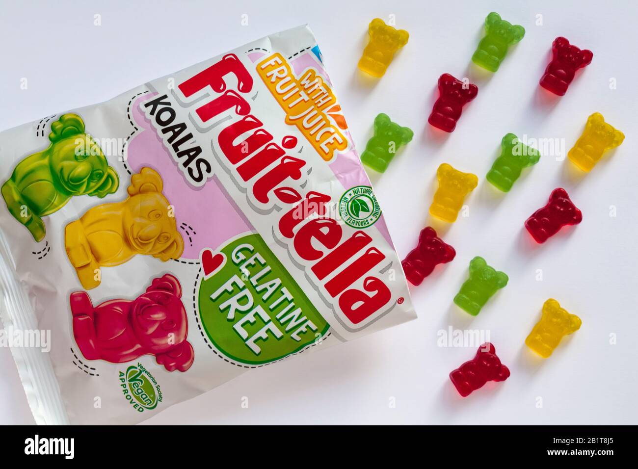Pacchetto Di Frutta-tella Koalas gelatina libera dolci assortiti gelatina con succo di frutta aperto con il contenuto versato set versato su sfondo bianco Foto Stock