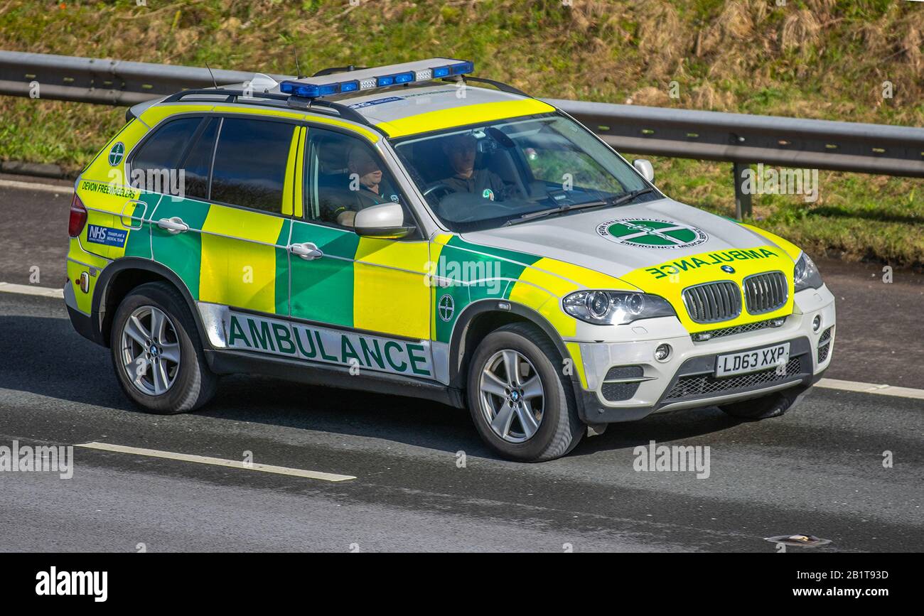 Devon Freewheelers NHS Transplant Team ambulanza; Regno Unito traffico veicolare, trasporti, veicoli moderni, berline mediche, veicoli ospedalieri, veicoli di servizio, strade britanniche, motori, motori sull'autostrada M6 Foto Stock