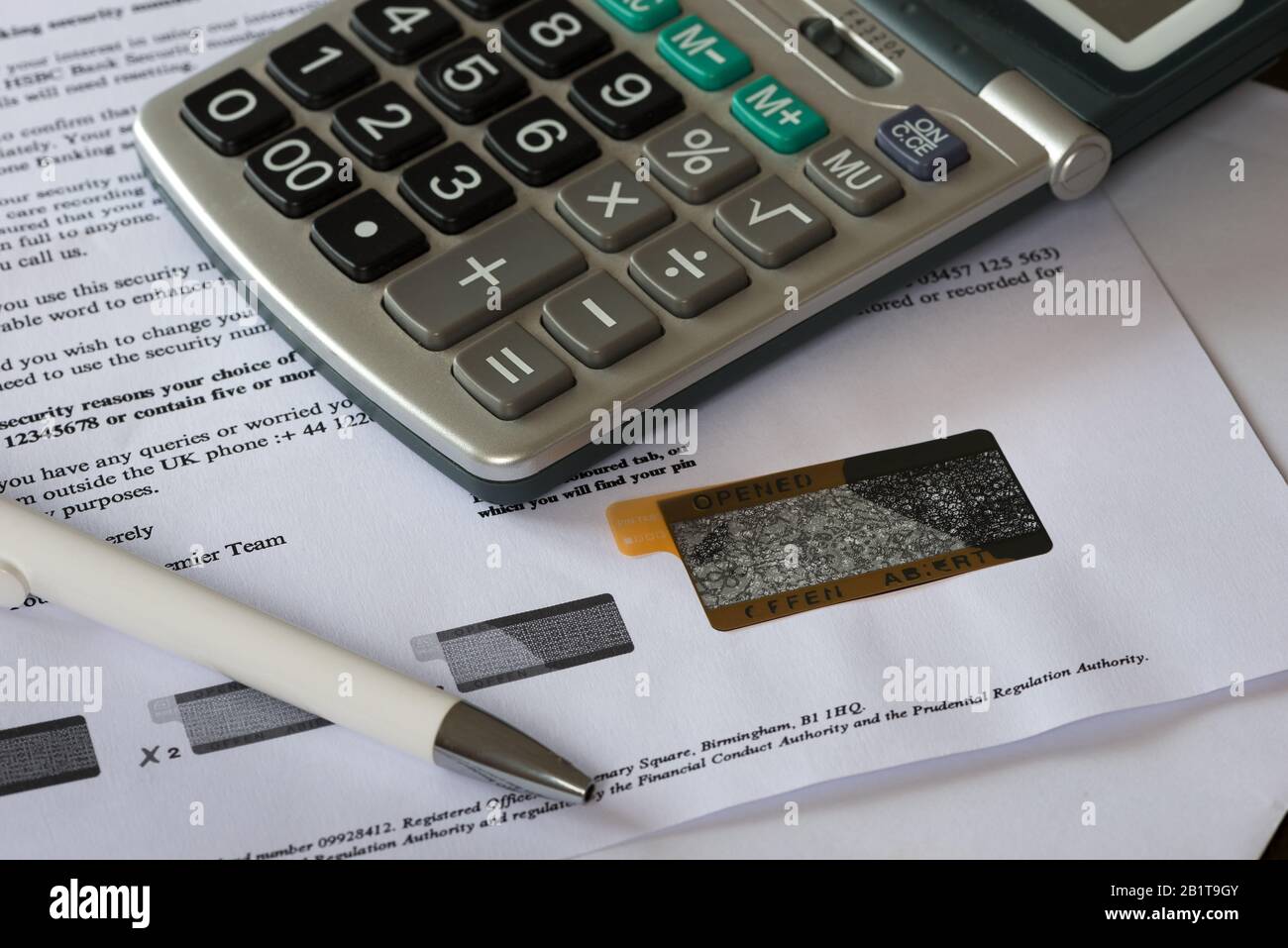 Sigillo di sicurezza bancario online su lettera intatto, rotto, compromesso con possibile uso fraudolento, in quanto la pressione spellatura striscia potrebbe essere in uscita Foto Stock