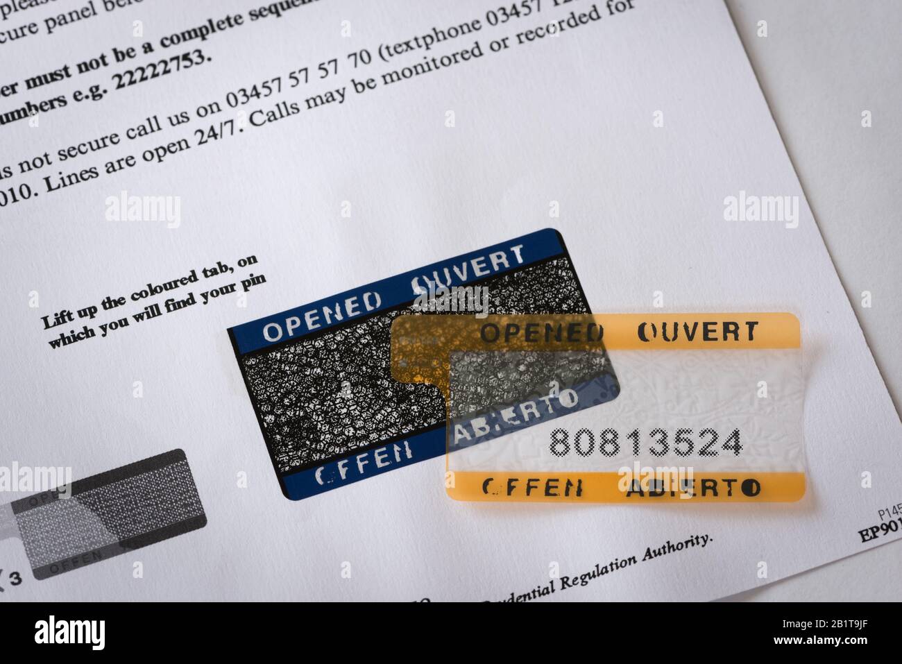Sigillo di sicurezza bancario online su lettera intatto, rotto, compromesso con possibile uso fraudolento, in quanto la pressione spellatura striscia potrebbe essere in uscita Foto Stock