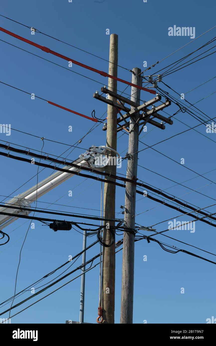 Una sequenza di immagini di un polo di energia elettrica in legno che viene sostituito, presa nel corso di diversi giorni. Foto Stock