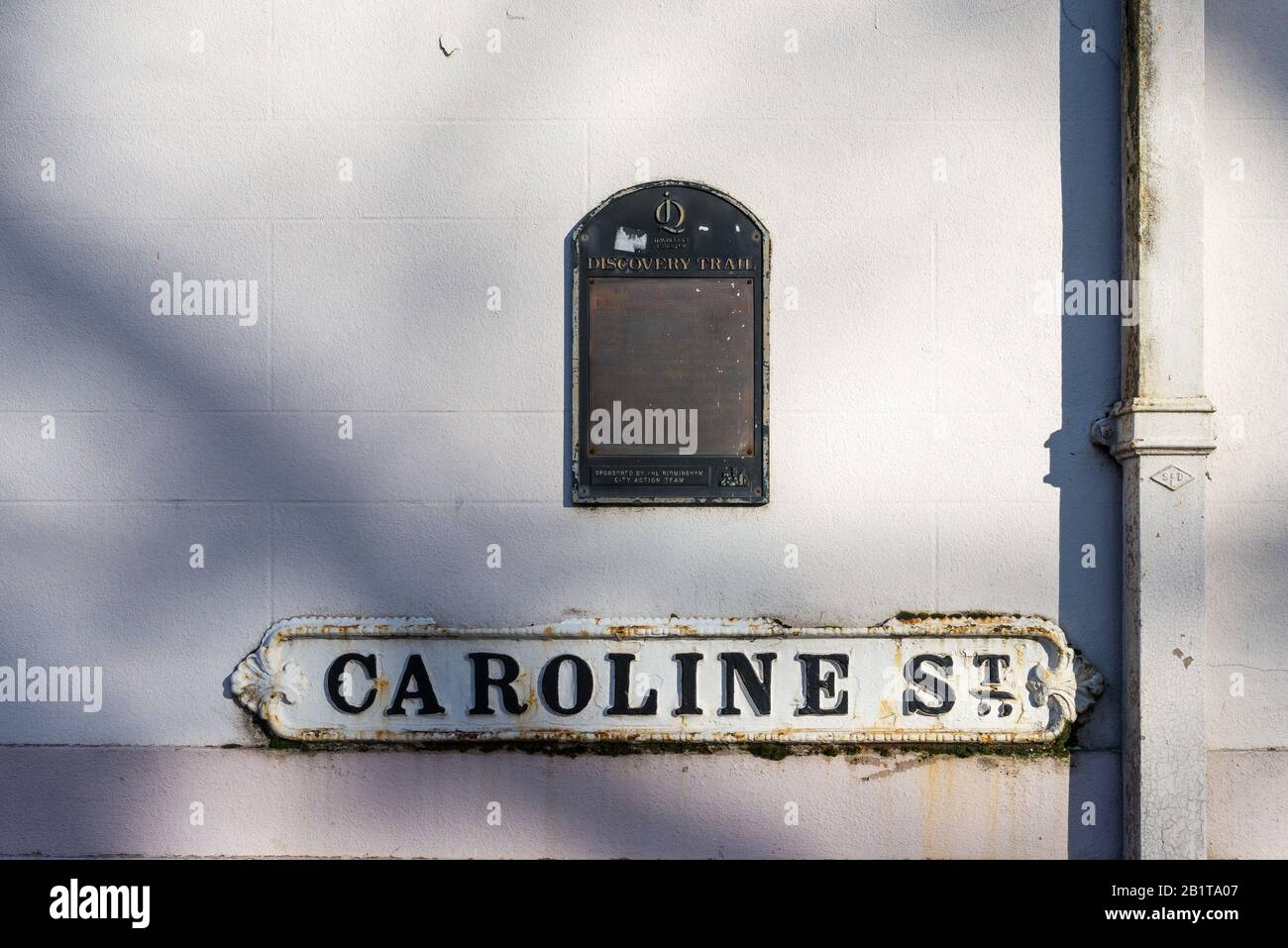 Cartello stradale in ferro battuto montato a parete per Caroline Street nel quartiere dei gioielli di Birmingham, Hockey, Birmingham, Regno Unito Foto Stock