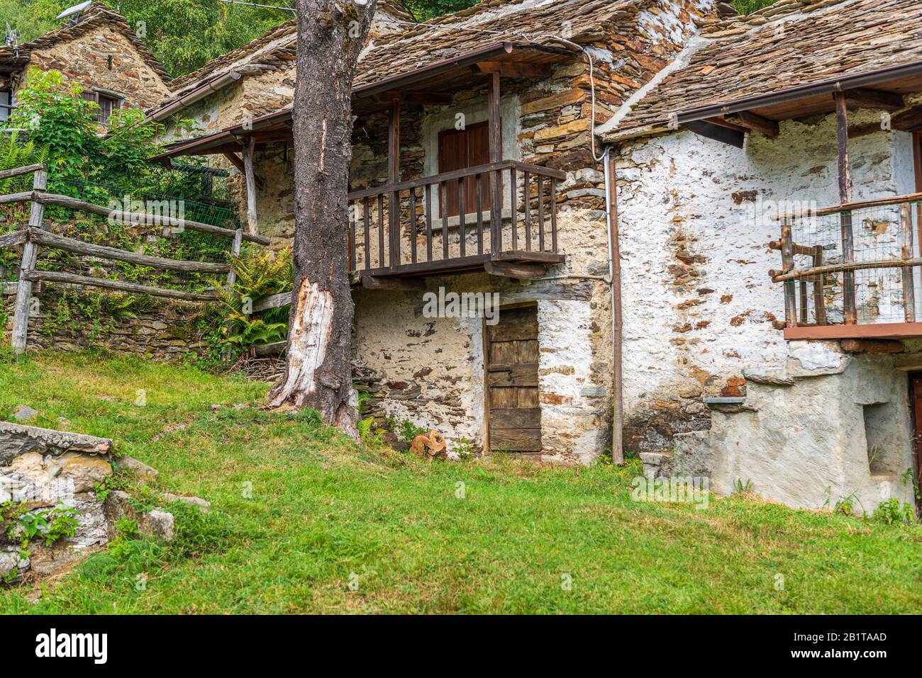 Vista ravvicinata del piccolo borgo montano di San Bernardino Verbano, Alpe Ompio, verbania, Italia Foto Stock
