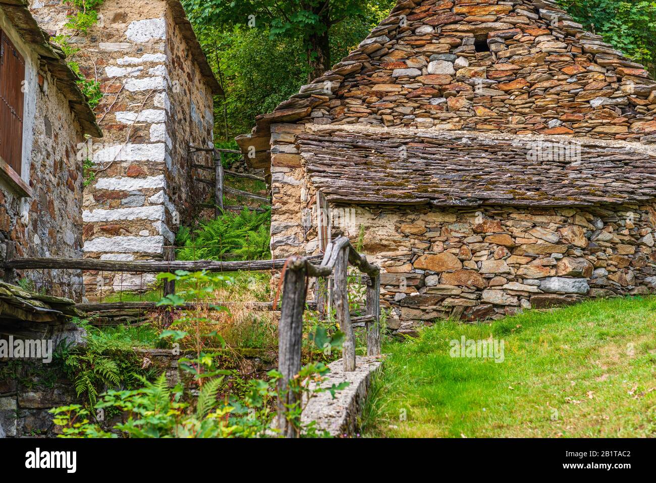 Vista ravvicinata del piccolo borgo montano di San Bernardino Verbano, Alpe Ompio, verbania, Italia Foto Stock