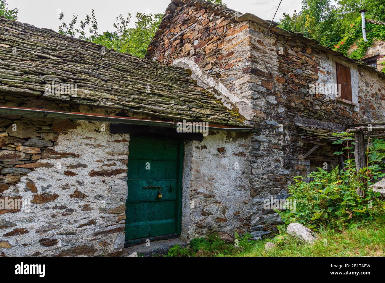 Vista ravvicinata del piccolo borgo montano di San Bernardino Verbano, Alpe Ompio, verbania, Italia Foto Stock