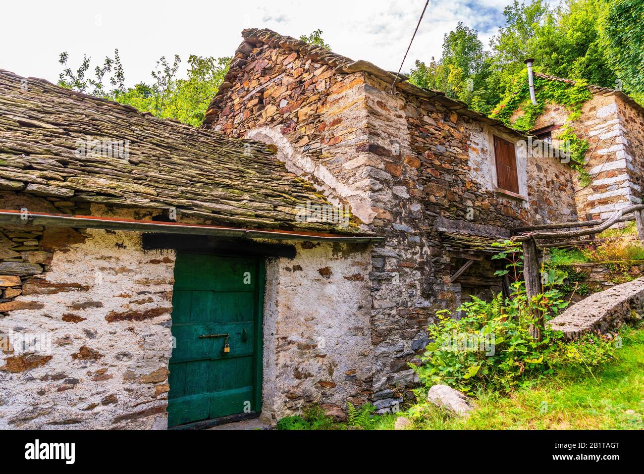 Vista ravvicinata del piccolo borgo montano di San Bernardino Verbano, Alpe Ompio, verbania, Italia Foto Stock