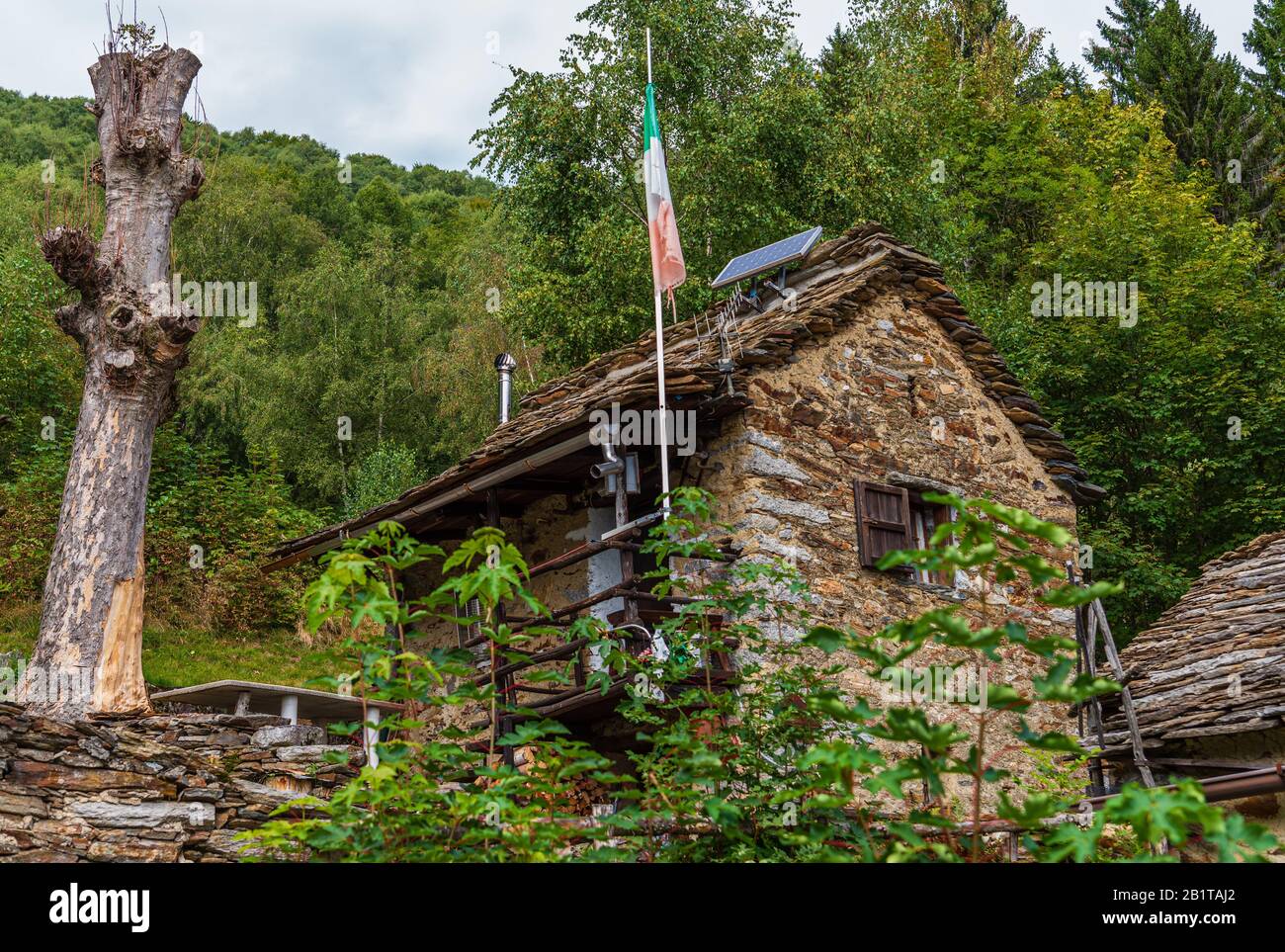 Vista ravvicinata del piccolo borgo montano di San Bernardino Verbano, Alpe Ompio, verbania, Italia Foto Stock