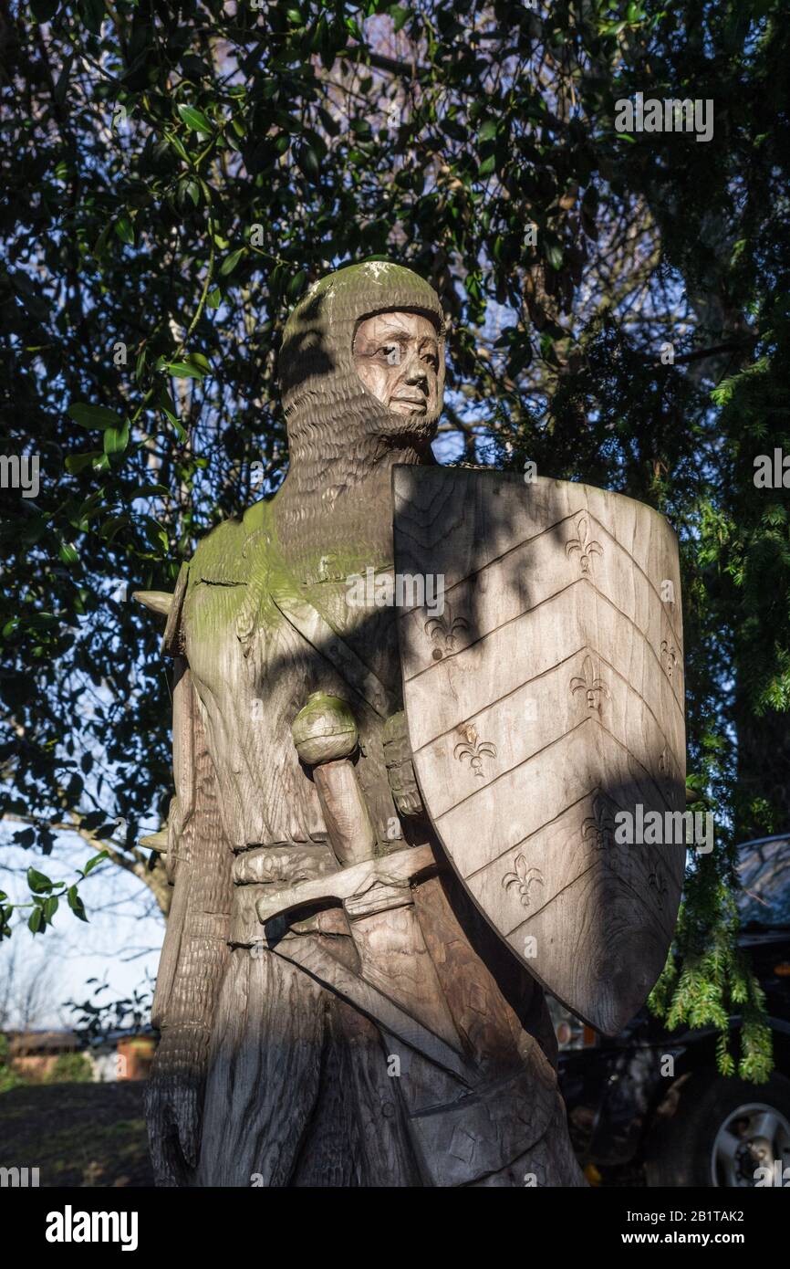 Cavaliere medievale in legno intagliato sul sito del vecchio castello, Northampton, Regno Unito Foto Stock