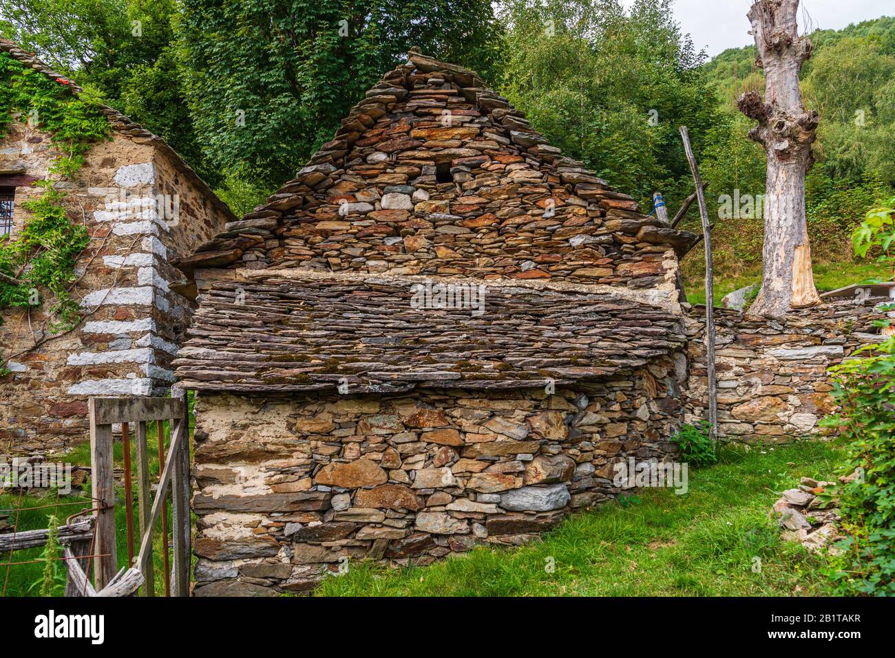Vista ravvicinata del piccolo borgo montano di San Bernardino Verbano, Alpe Ompio, verbania, Italia Foto Stock