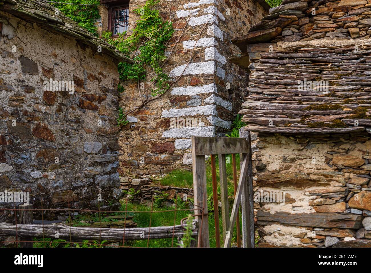 Vista ravvicinata del piccolo borgo montano di San Bernardino Verbano, Alpe Ompio, verbania, Italia Foto Stock