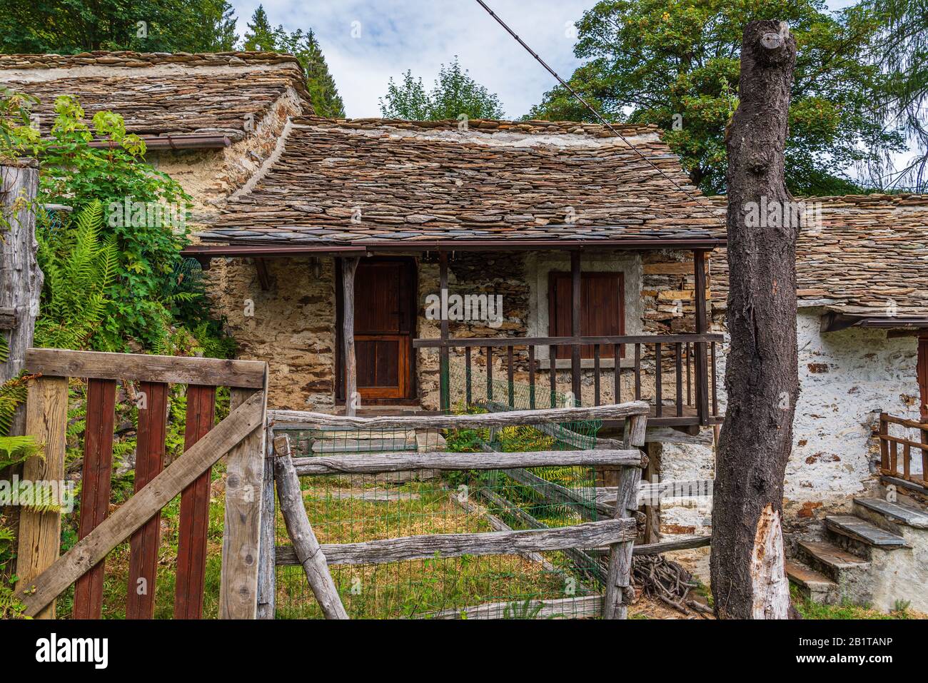 Vista ravvicinata del piccolo borgo montano di San Bernardino Verbano, Alpe Ompio, verbania, Italia Foto Stock