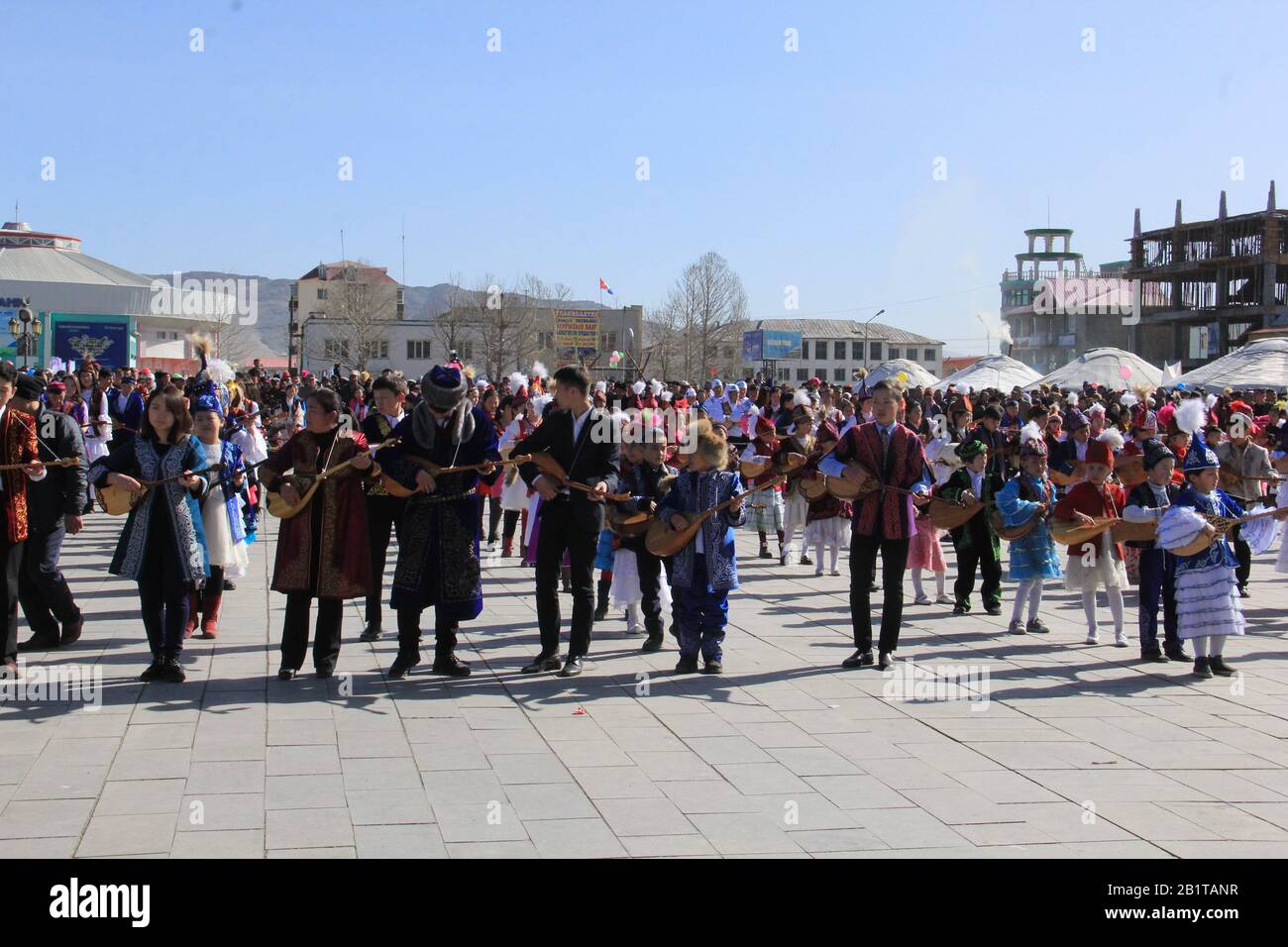 Festa di Nauryz nella provincia di Bayan Ulgii in Mongolia occidentale. Festival tradizionale kazako nomadi Foto Stock