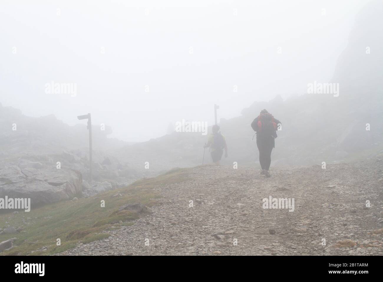 Picos De Europa, Spagna; 04 Agosto 2015. Alpinisti che camminano in una giornata nebbiosa. Foto Stock