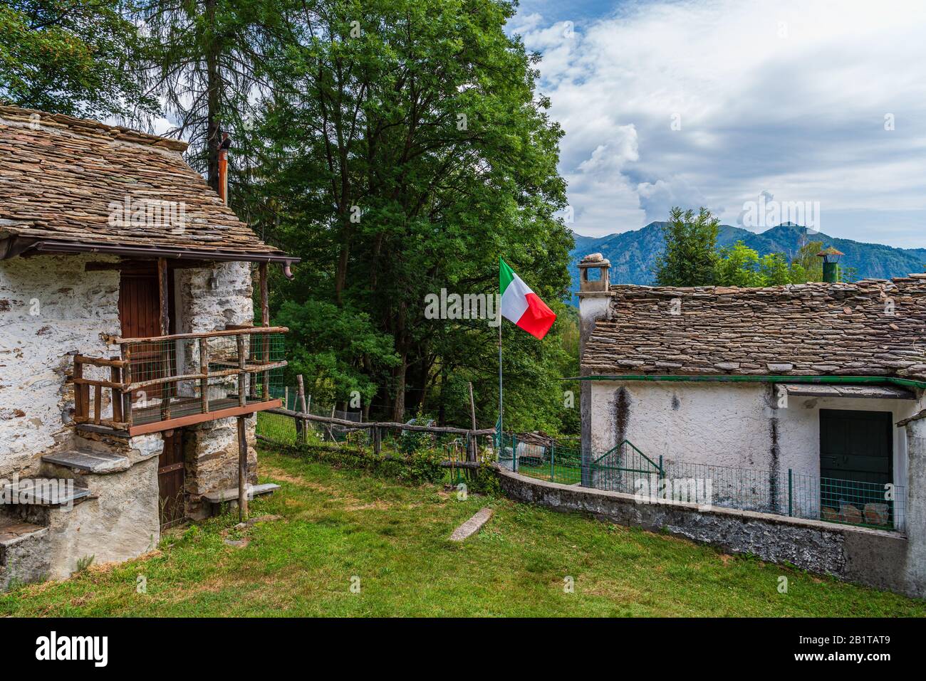 Vista ravvicinata del piccolo borgo montano di San Bernardino Verbano, Alpe Ompio, verbania, Italia Foto Stock