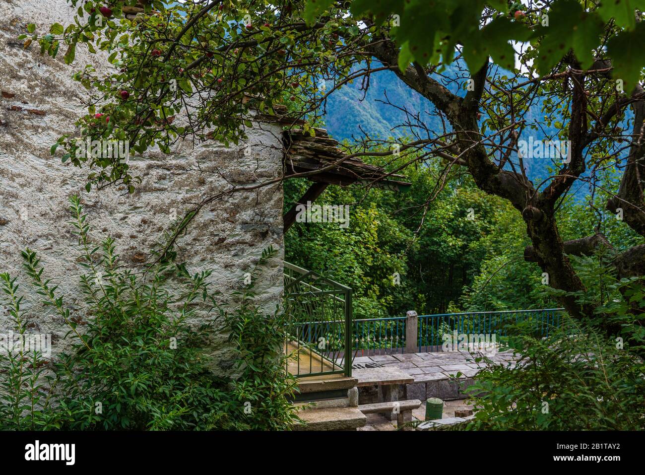 Vista ravvicinata del piccolo borgo montano di San Bernardino Verbano, Alpe Ompio, verbania, Italia Foto Stock