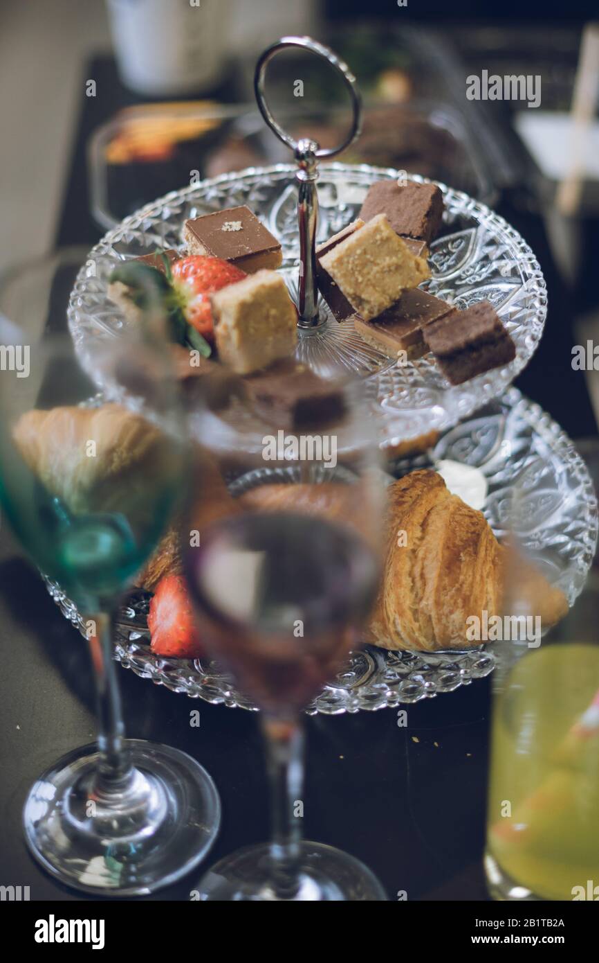 una torta con fragole e torte che mostrano cocktail in primo piano Foto Stock