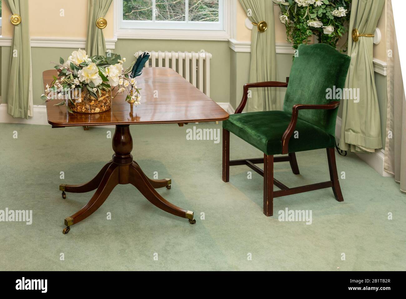 l'interno di un registro in cui si tengono matrimoni che mostrano la sedia spose e dove il registro è firmato Foto Stock