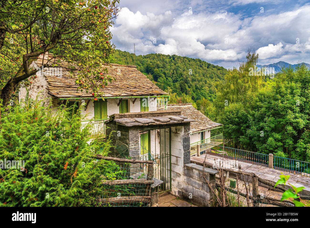 Vista ravvicinata del piccolo borgo montano di San Bernardino Verbano, Alpe Ompio, verbania, Italia Foto Stock